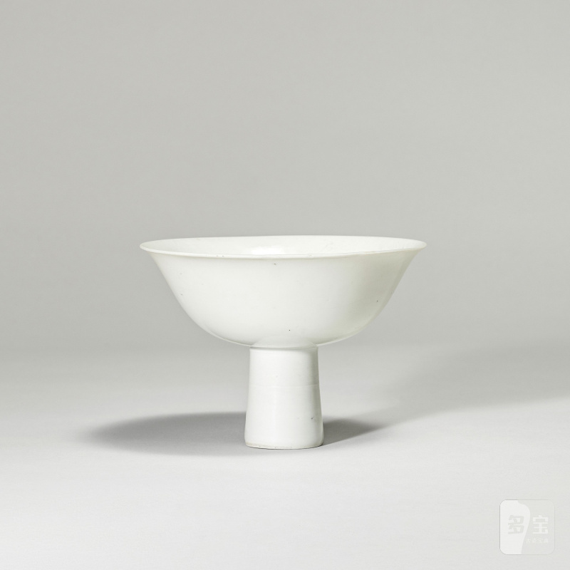 明 十五/十六世紀 甜白釉暗花龍紋高足盌 | RARE COUPE À PIED EN PORCELAINE À GLAÇURE BLANCHE ET À DÉCOR ANHUA - 图1